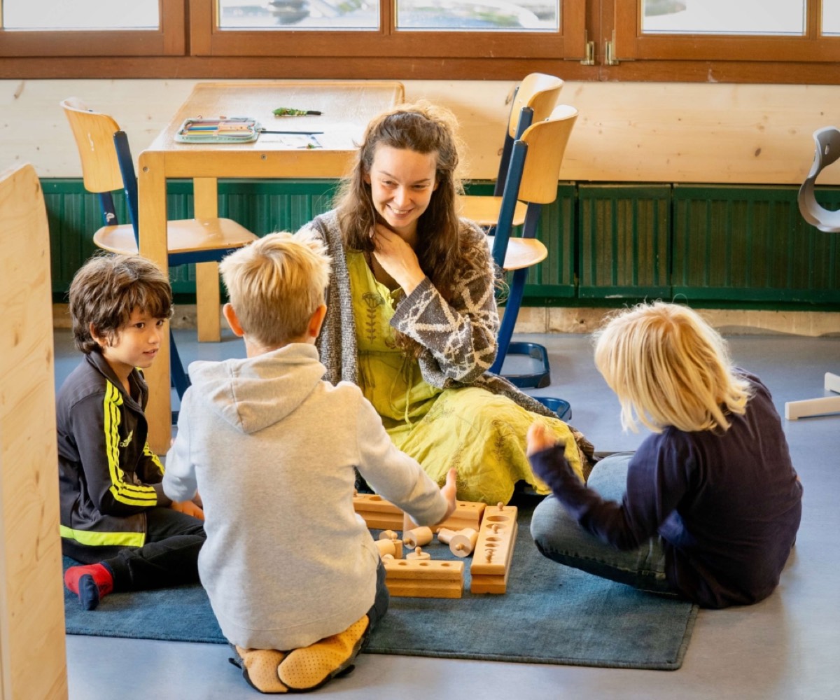 Lernbegleiterin arbeitet mit Kindern in der GlücksSchmiede