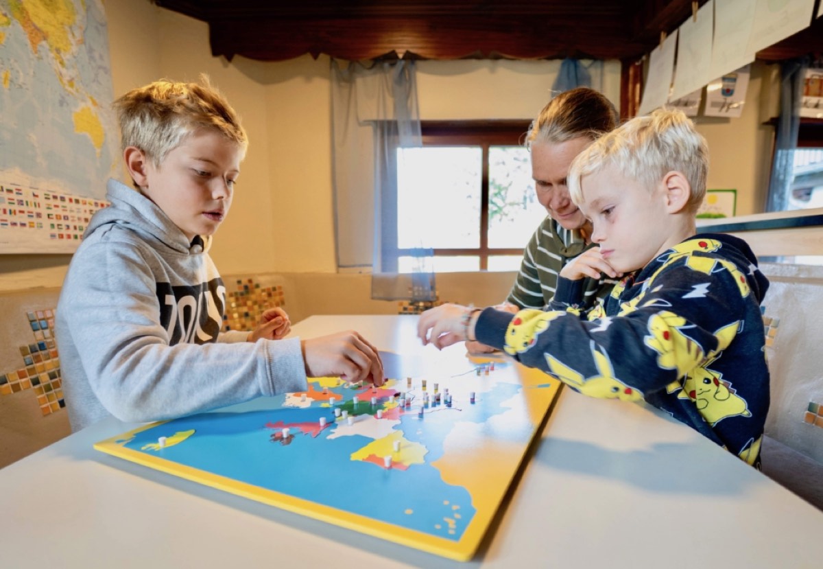 Kinder arbeiten mit der Montessori-Weltkarte